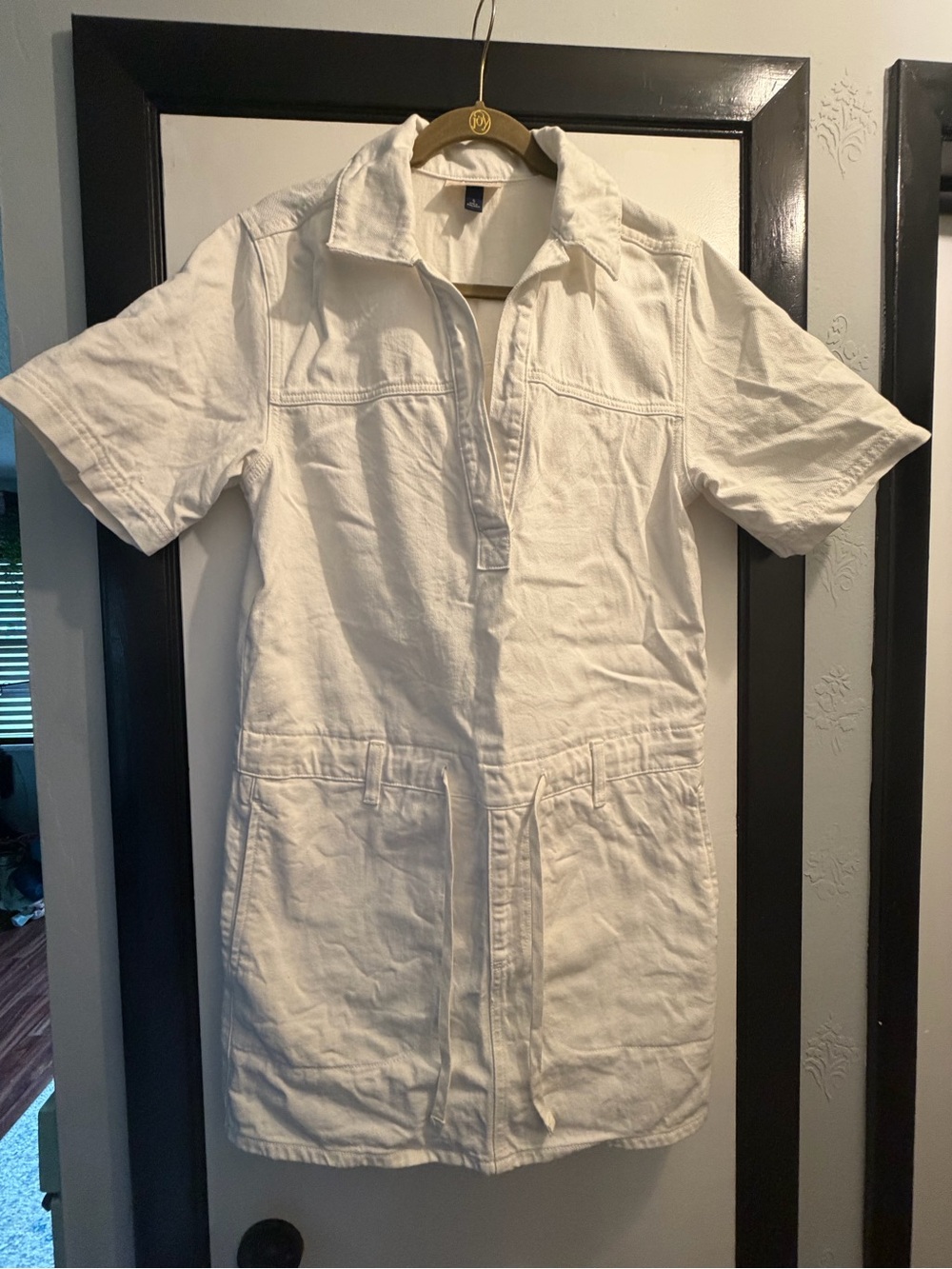 Universal Thread White Top with Navy Size Tag